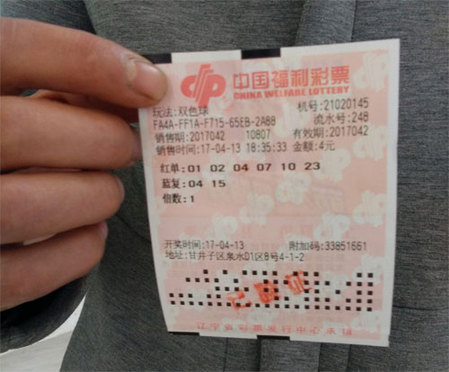 1966年，重新加坡返回喷鼻港想忘失落曩昔的周慕云（梁朝伟 饰）住进东方酒店的、同他曾熟习的数字2046只差一号的2047号房，起头了他的卖文生活生计。面前、曾在他身旁呈现过的一个个女人（章子怡、王菲、张曼玉、刘嘉玲等 饰）颠末他年夜脑的过影后，令他对时空发生迷惑，不单忘不了曩昔，一幕幕旧事反而加倍挥之不往。为了与曩昔作更好的辞别，他将糊口的点点滴滴化为文字，写下小说《2046》（说只要搭上了前去2046的列车，人们便可以找回掉往的记忆）。